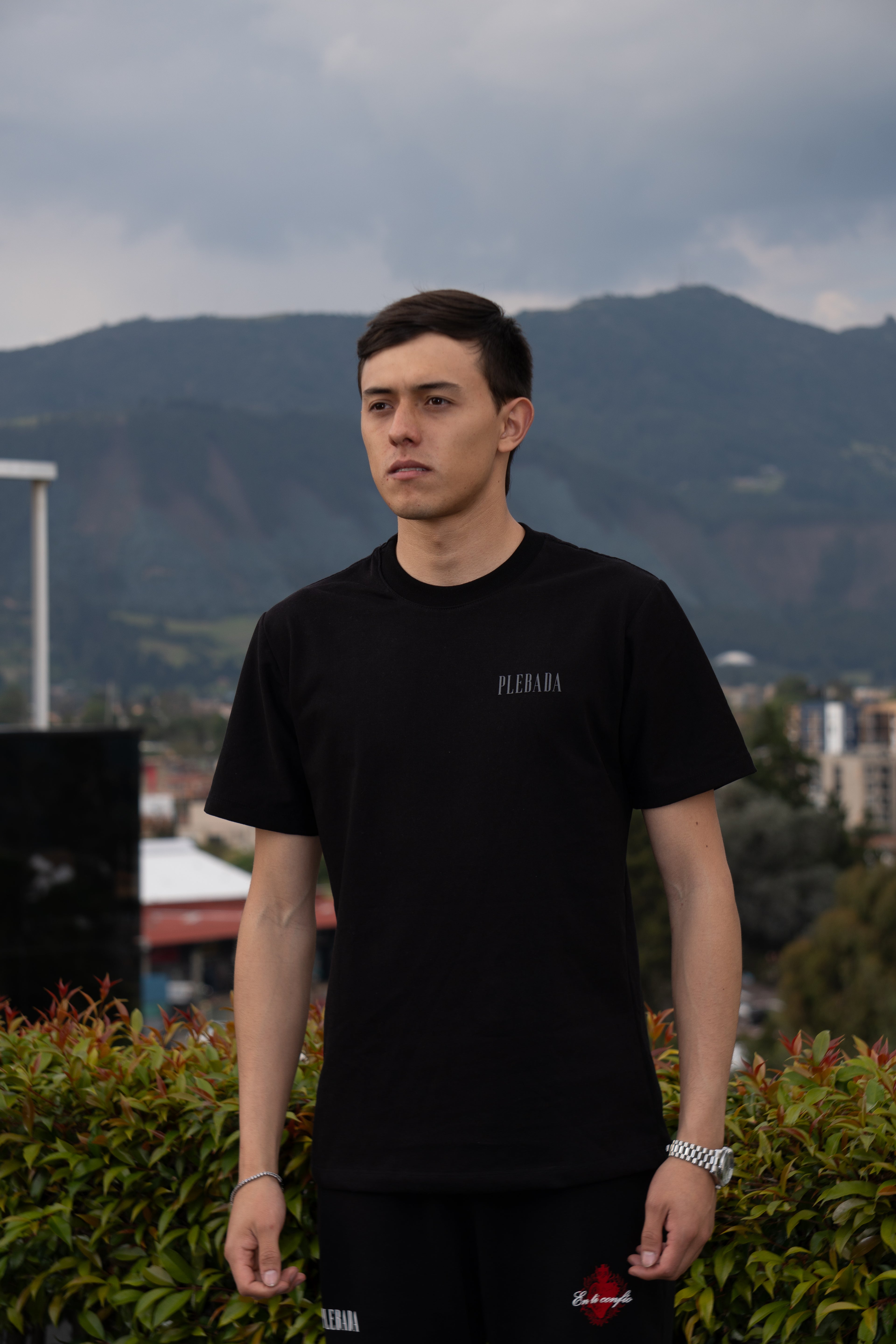 Camiseta Regular Fit Premium “El mundo es tuyo” All Black