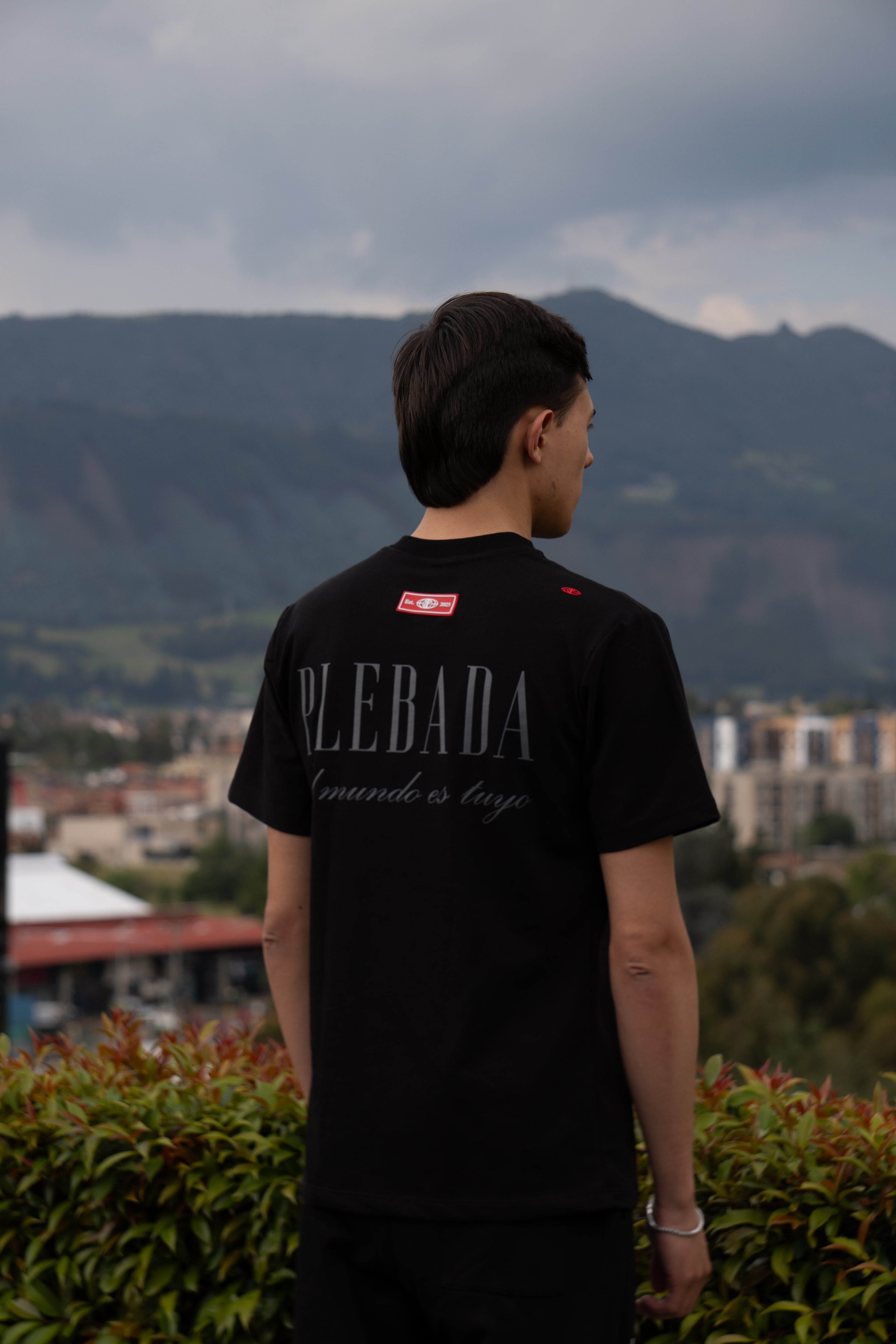 Camiseta Regular Fit Premium “El mundo es tuyo” All Black